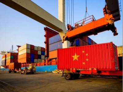 conteneurs mis sur camion avec drapeau chinois