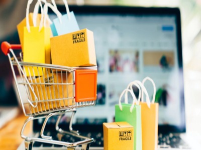 ordinateur sur le fond et chariot avec colis